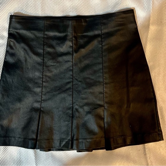 Black Faux Leather Skort Front pleats. Size M - Picture 1 of 6
